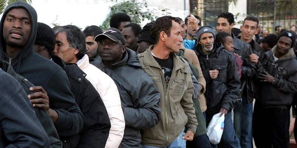 Χώρα σε διάλυση: Τρόμος στην Αθηνών-Λαμίας – Λαθρομετανάστες έκλεισαν τον δρόμο και επιτίθενται σε οδηγούς (εικόνες, βίντεο)